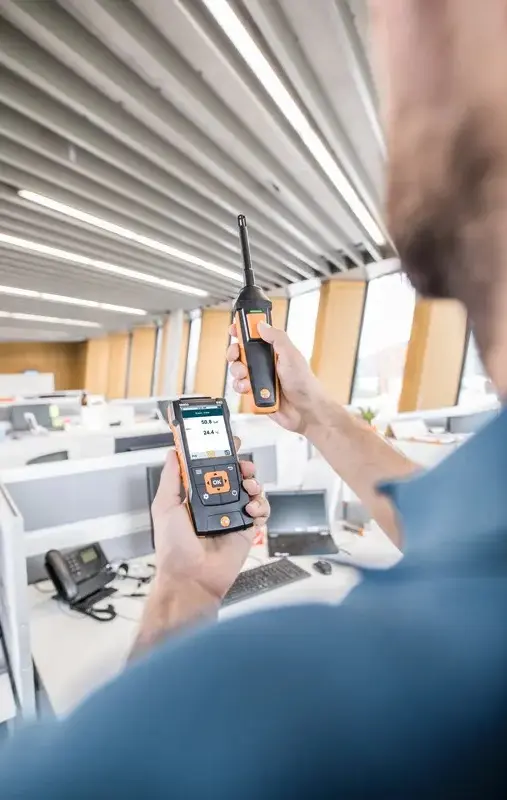 Miernik wielofunkcyjny Testo 440 z sondą wilgotności i temperatury powietrza oraz łącznością Bluetooth